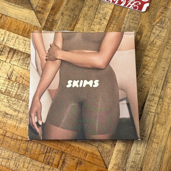 Skims Seamless Sculpt Mid Thigh Short - Picture 2 of 6